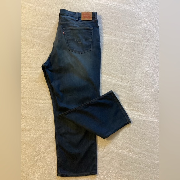 Levi 559 in like new condition, 5 pocket blue jeans size 44x32 - Picture 2 of 2